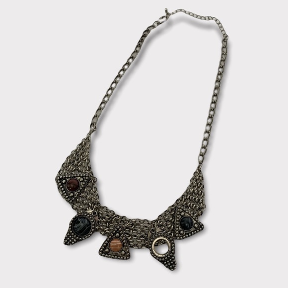 Jewelry - 💥FREE when you bundle Silver Statement Necklace